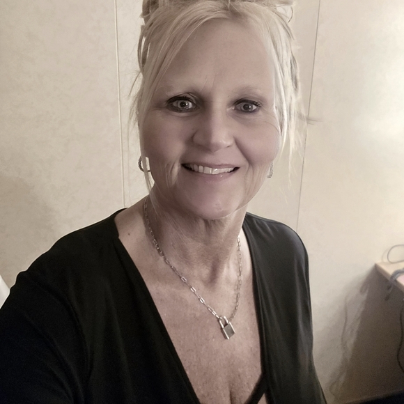 Meet your Posher, Laura - Picture 3 of 3